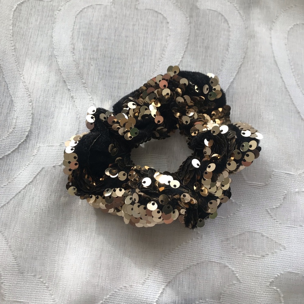 FREE W/ $15+ purchase! (NEW) Gold Velvet Scrunchie